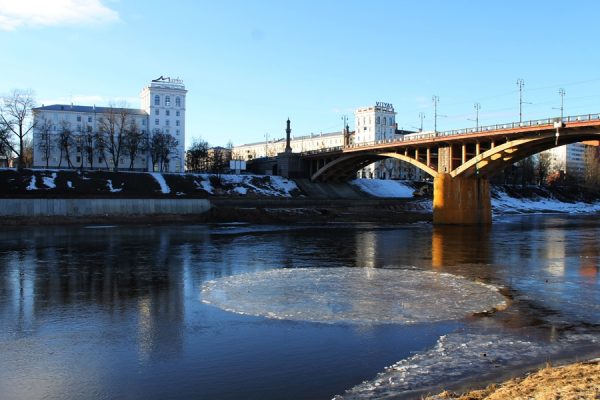 Загадочное явление природы — гигантский вращающийся круг — наблюдали на Двине в Витебске. Фото Юрия Шепелева