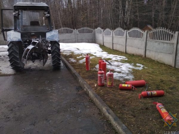 В национальном парке «Браславские озера» сгорел трактор. Фото МЧС