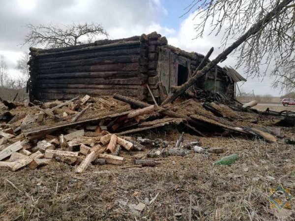 Из-за гибели на пожаре матери с сыном в Глубокском районе провели экстренное заседание рабочей группы по ЧС. Фото МЧС