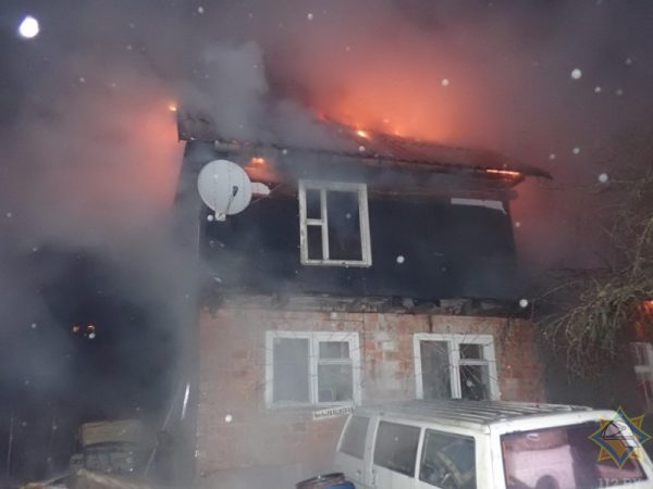 В Витебске сгорел двухэтажный дом, пожарным удалось спасти три припаркованных рядом легковушки. Фото МЧС