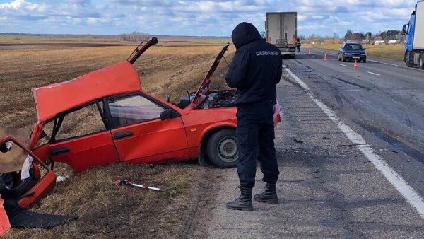 У фуры лопнула колесо, она вылетела на встречку и врезалась в «девятку». Смертельное ДТП в Бешенковичском районе. Фото СК