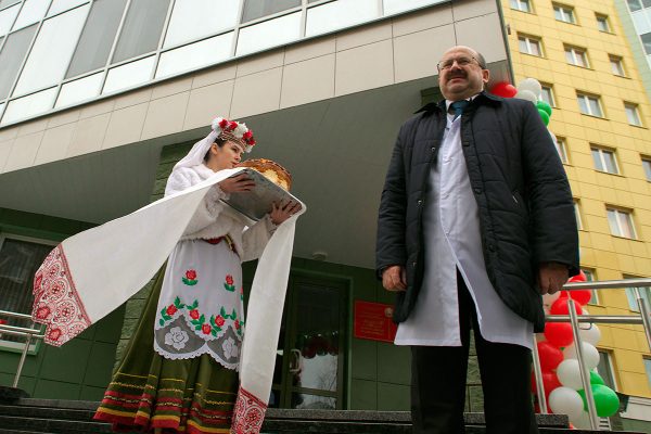 Каравай и главврач дожидаются премьер-министра. Фото Сергея Серебро