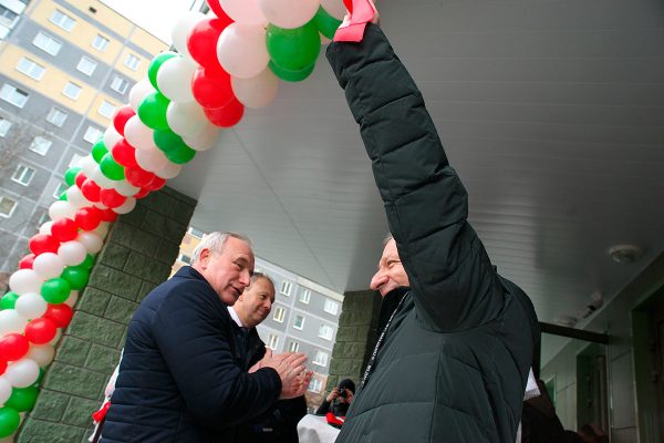 Красная лента перерезана, Виктор Николайкин не скрывает радости и облегчения. Фото Сергея Серебро