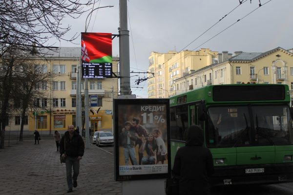 На остановках общественного транспорта в Витебске включили электронные табло с расписанием. Фото Юрия Шепелева