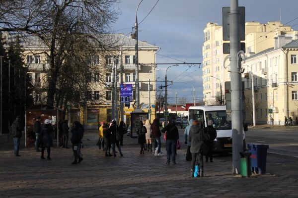 На остановках общественного транспорта в Витебске включили электронные табло с расписанием. Фото Юрия Шепелева