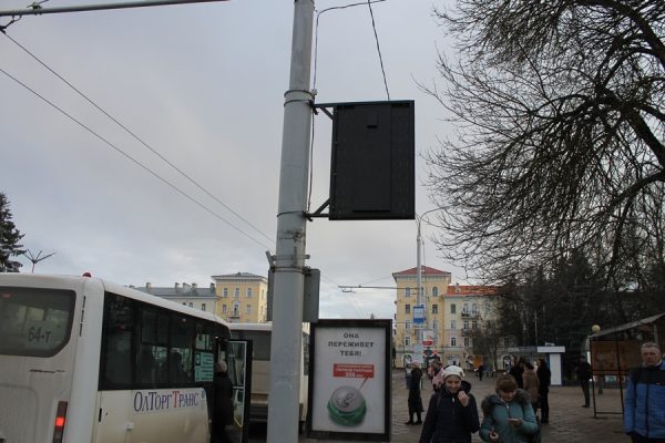 На остановках общественного транспорта в Витебске включили электронные табло с расписанием. Фото Юрия Шепелева