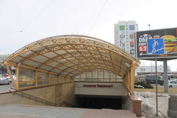 В подземном переходе на площади Победы в Витебске на потолка прорастают сосульки. Фото Юрия Шепелева