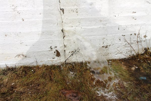 В Витебске из бетона бьёт фонтан — весенние воды раскололи набережную. Фото Юрия Шепелева