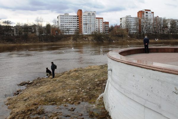 В Витебске из бетона бьёт фонтан — весенние воды раскололи набережную. Фото Юрия Шепелева