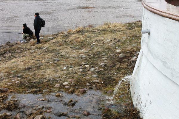 В Витебске из бетона бьёт фонтан — весенние воды раскололи набережную. Фото Юрия Шепелева