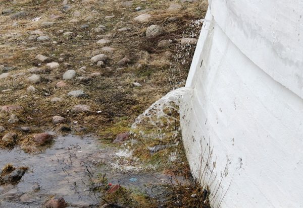 В Витебске из бетона бьёт фонтан — весенние воды раскололи набережную. Фото Юрия Шепелева