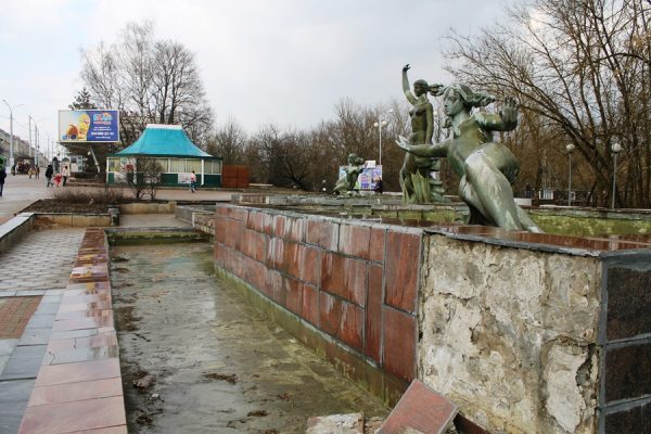 С фонтана напротив ратуши в Витебске обвалились облицовочные плиты. Фото Юрия Шепелева