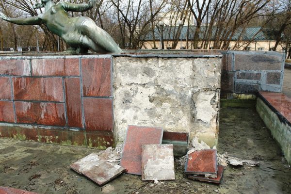 С фонтана напротив ратуши в Витебске обвалились облицовочные плиты. Фото Юрия Шепелева