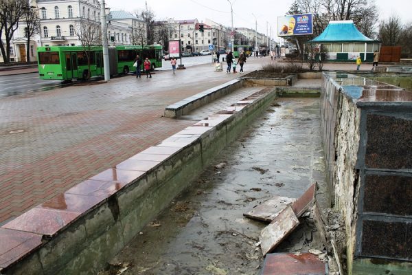 С фонтана напротив ратуши в Витебске обвалились облицовочные плиты. Фото Юрия Шепелева