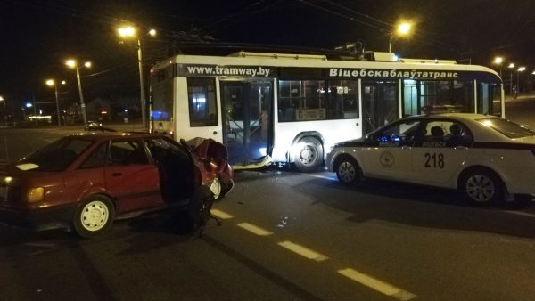 Легковушка врезалась в троллейбус в Витебске, два человека в больнице. Фото ГАИ