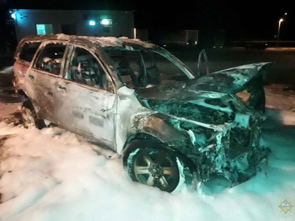 Внедорожник сгорел прямо на автозаправке в Толочинском районе. Фото МЧС