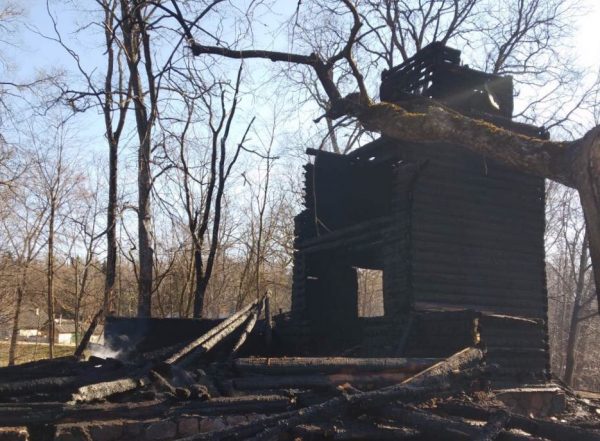 Сгорел костел Петра и Павла в Городокском районе, на храм XIX века пламя перебросилось с сухой травы. Фото СК