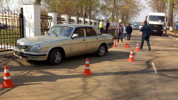 В Полоцке дорожный рабочий попал под легковушку, он в больнице. Фото ГАИ