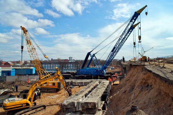 Демонтаж Полоцкого путепровода в Витебске проводят без остановки железнодорожного движения. Фото Сергея Серебро