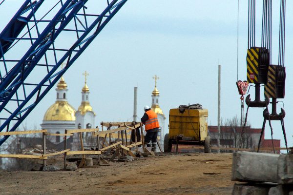 Демонтаж Полоцкого путепровода в Витебске проводят без остановки железнодорожного движения. Фото Сергея Серебро