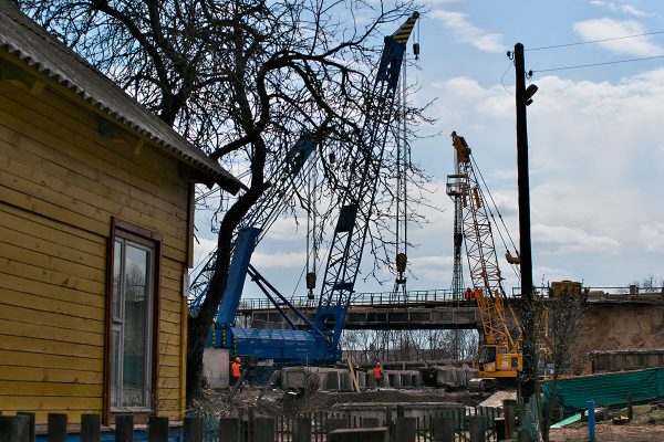 Демонтаж Полоцкого путепровода в Витебске проводят без остановки железнодорожного движения. Фото Сергея Серебро