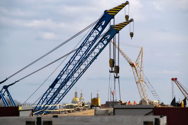 Демонтаж Полоцкого путепровода в Витебске проводят без остановки железнодорожного движения. Фото Сергея Серебро