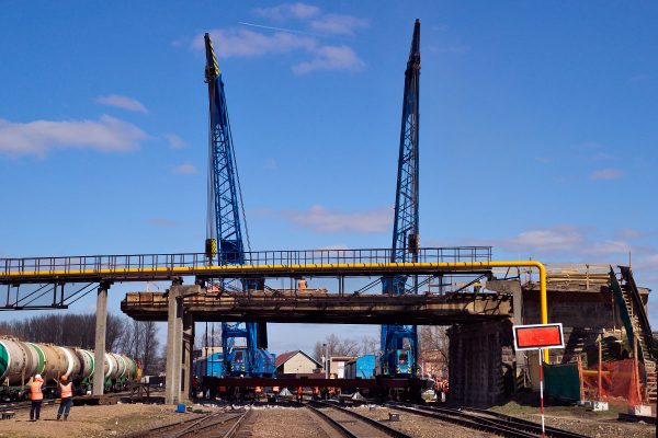 Снос Полоцкого путепровода в Витебске проводят без остановки железнодорожного движения. Фото Сергея Серебро