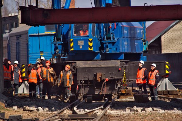 Снос Полоцкого путепровода в Витебске проводят без остановки железнодорожного движения. Фото Сергея Серебро