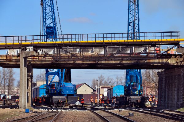 Снос Полоцкого путепровода в Витебске проводят без остановки железнодорожного движения. Фото Сергея Серебро