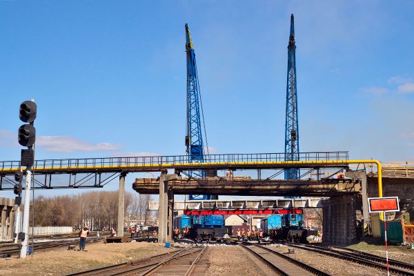 Снос Полоцкого путепровода в Витебске проводят без остановки железнодорожного движения. Фото Сергея Серебро