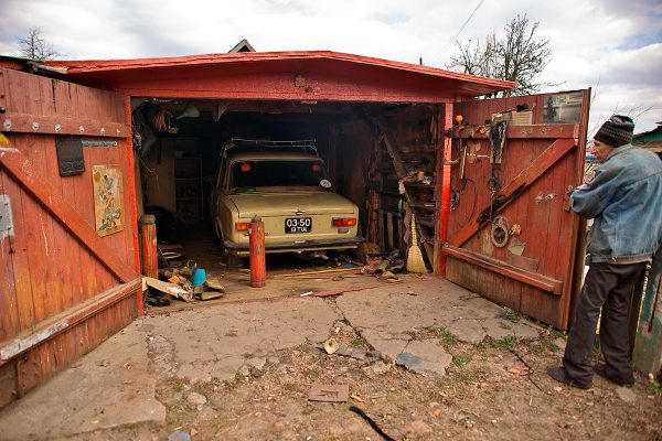 Из гаража, идущего под снос, выводят ВАЗ-2101. Фото Сергея Серебро