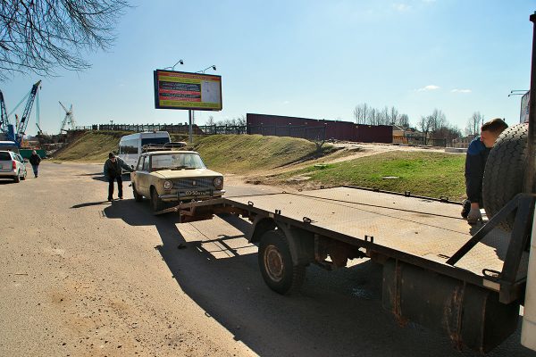 Из гаража, идущего под снос, выводят ВАЗ-2101. Фото Сергея Серебро