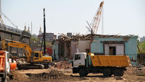 Начали сносить второй дореволюционный дом у Полоцкого путепровода. Фото Сергея Серебро