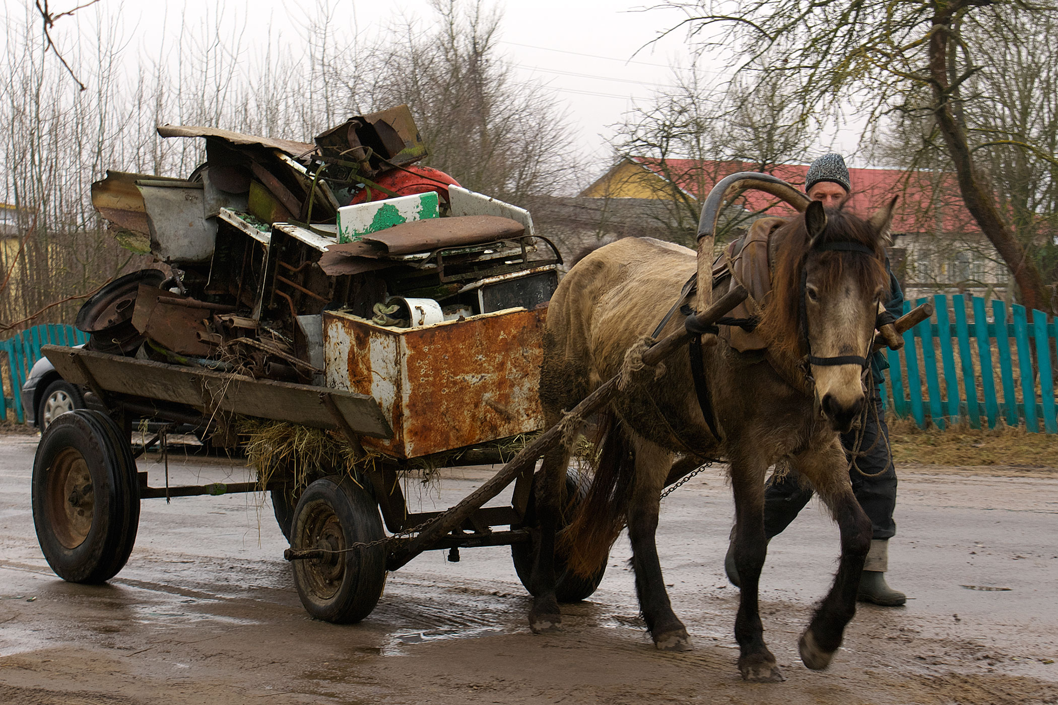 Мужчина везет на телеге запряженной лошадью металлолом. Фото Сергея Серебро