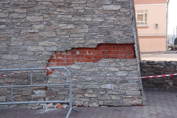 Отделка стен Духовского круглика «под камень» отваливается большими пластами. Фото Юрия Шепелева