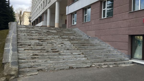 В центре Витебска развалились две лестницы, закрыт спуск в подземный переход. Фото Сергея Серебро