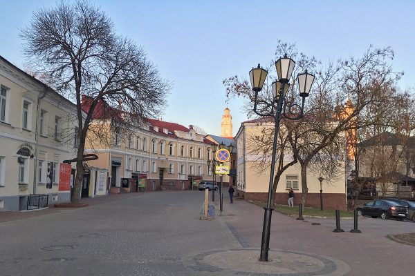 Падающий фонарь появился в Витебске, новая достопримечательность находится на улице Толстого. Фото Сергея Серебро