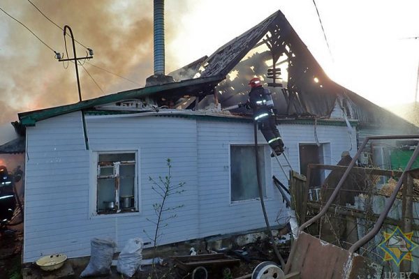 На Песках загорелась баня, в результате пожара были уничтожены три постройки, еще две — повреждены. Фото МЧС