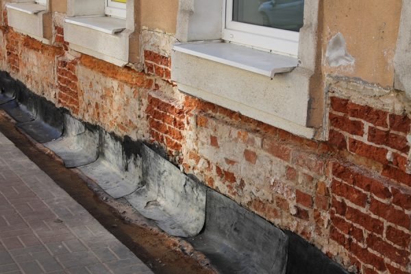 При подготовке к облицовке гранитом на старинном здании почты в Витебске уничтожили довоенный декор. Фото Юрия Шепелева