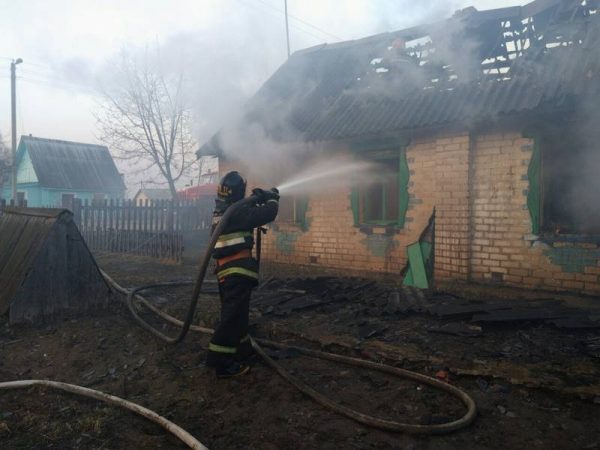Пожар в деревне Ског Сенненского района. Фото МЧС