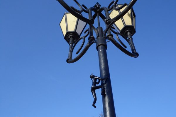 Скульптура «Дяди Вити» вернулась на свой фонарь на улице Толстого. Фото Юрия Шепелева