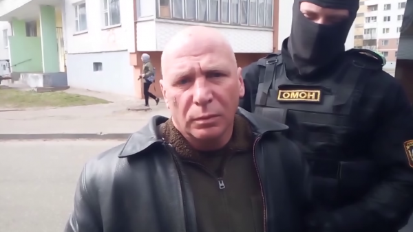 Арестованный за серию краж из квартир в Витебске 48-летний россиянин.Кадр из оперативного видео