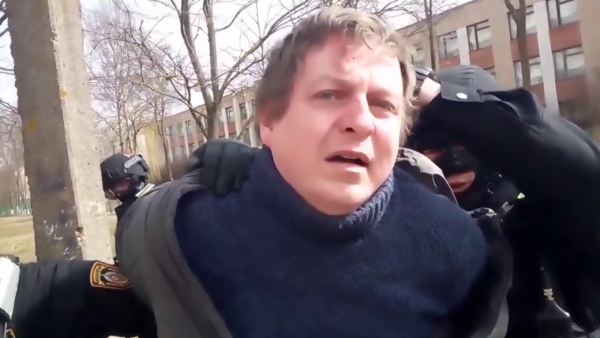 Арестованный за серию краж из квартир в Витебске 40-летний белорус. Кадр из оперативного видео