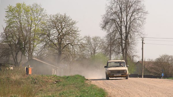 Жители Ворон девятый год просят заасфальтировать кусочек дороги, чтобы их дома не заносило пылью. Фото Сергея Серебро
