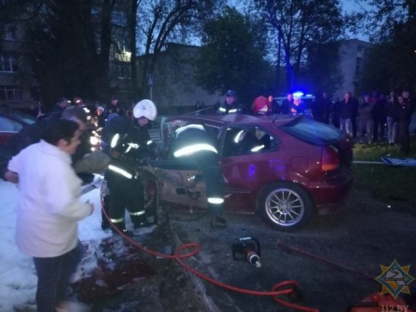 На улице Чапаева в Витебске столкнулись «Volvo» и «Honda», один водитель попал в больницу. Фото МЧС