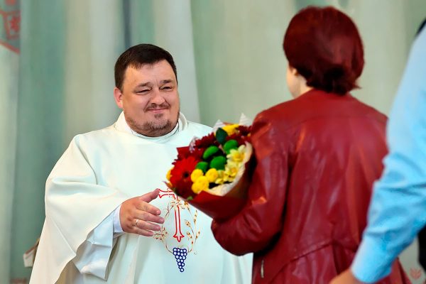  катэдральным касцёле Езуса Міласэрднага ў Віцебску развіталіся з ксяндзом Паўлам Кнурэкам. Фота Сержука Серабро