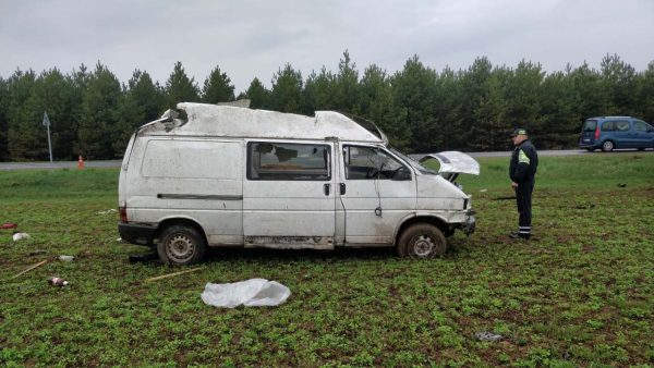 Под Дубровно перевернулся микроавтобус, водитель в больнице. Фото ГАИ