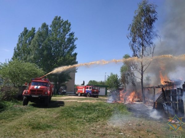 Из-за поджога в Полоцке сгорел блок сараев, поврежден многоквартирный дом и кондиционер соседнего магазина. Фото МЧС