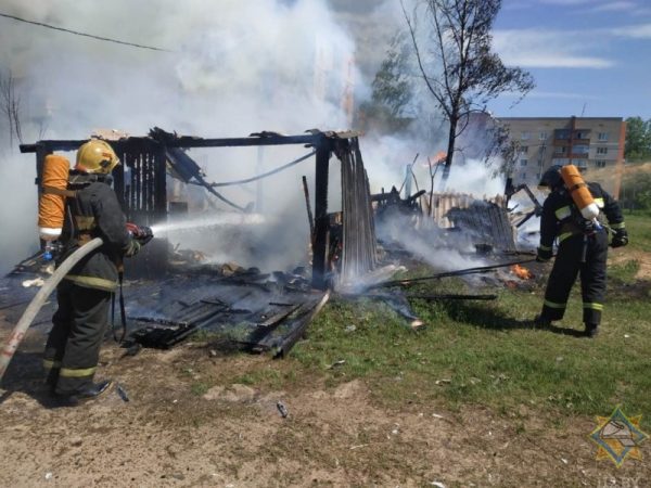 Из-за поджога в Полоцке сгорел блок сараев, поврежден многоквартирный дом и кондиционер соседнего магазина. Фото МЧС