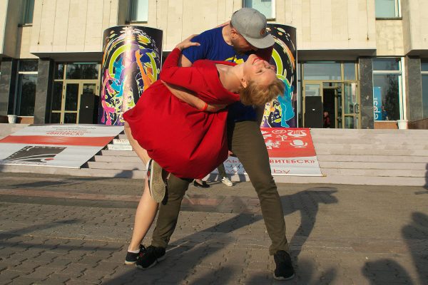 Танцевальная вечеринка в стиле ретро прошла в Витебске под открытым небом 25 мая. Фото Сергея Серебро